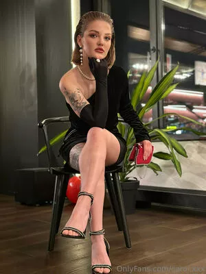 carol.xxx / carollinejane123742 nude photo #0409