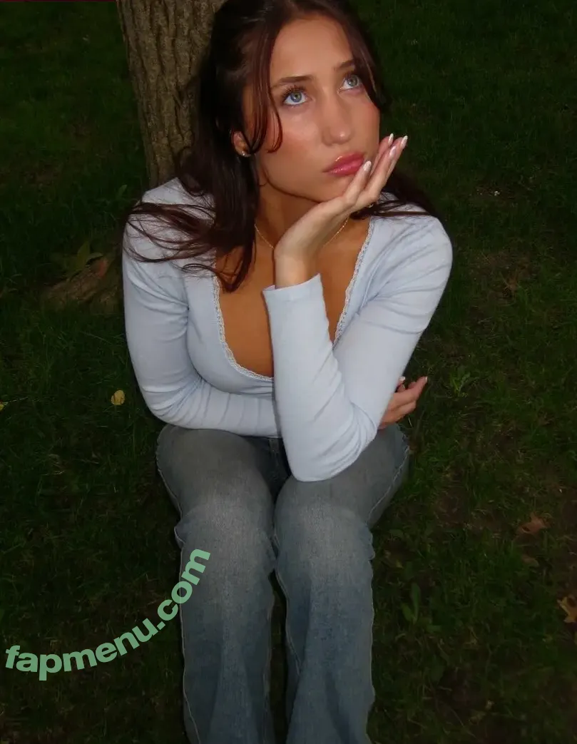 Caroline Bowers nude photo #0036 (care.eliza / carolineebowers)
