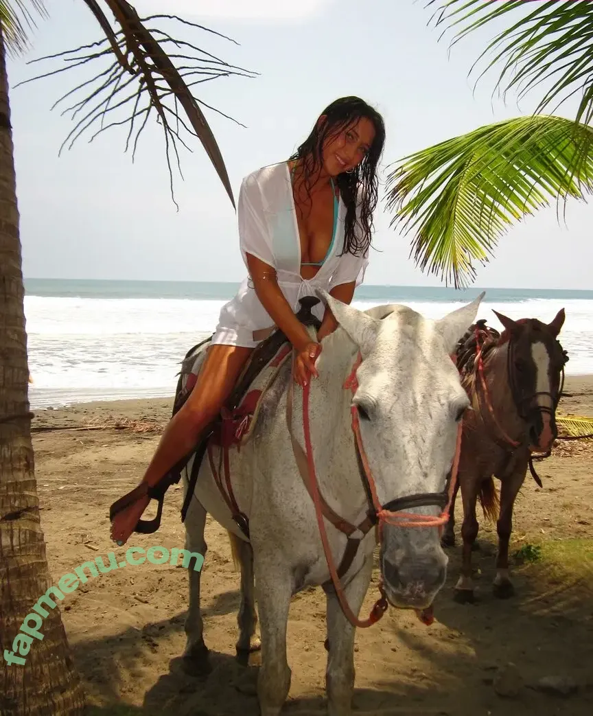 Caroline Bowers nude photo #0075 (care.eliza / carolineebowers)