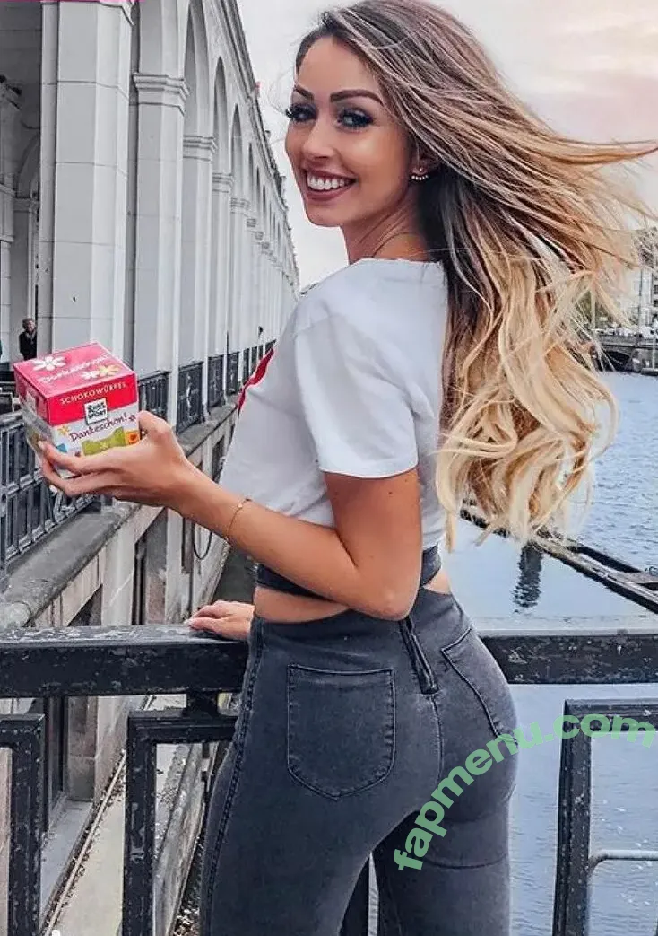 Caroline Einhoff nude photo #0001 (Caroline Einhoff)