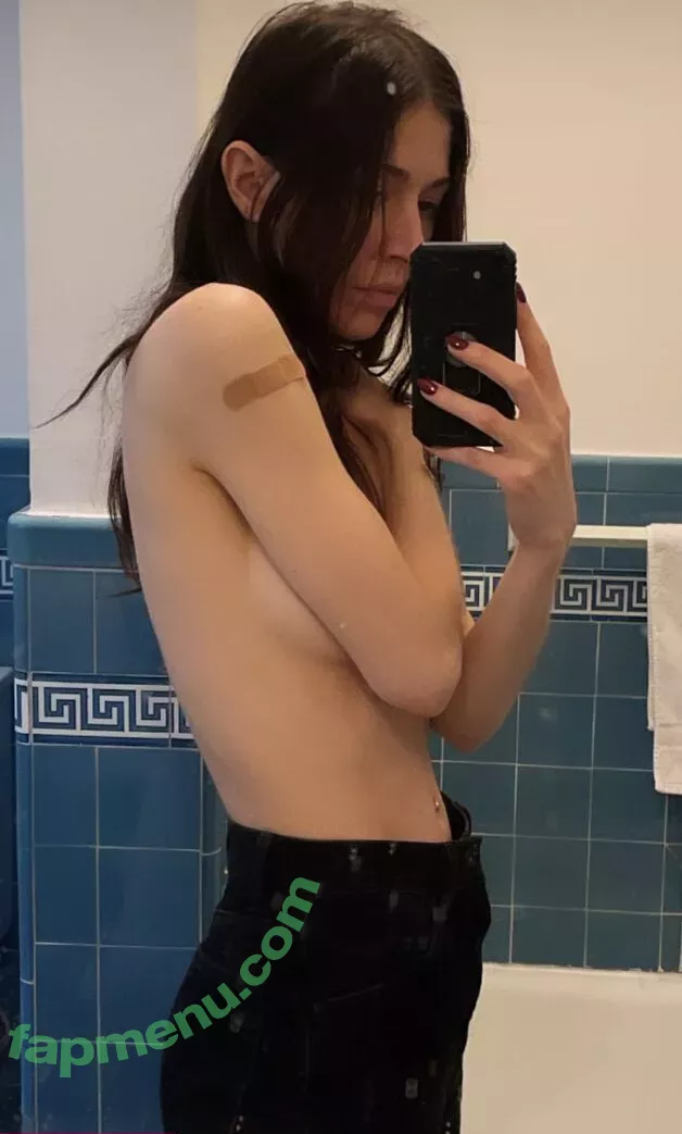 Caroline Polachek nude photo #0013 (carolineplz / fenisfun)
