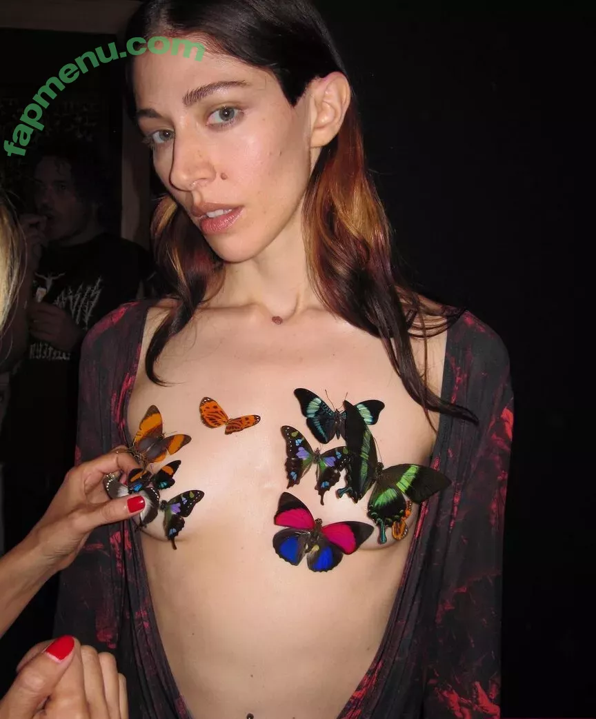 Caroline Polachek nude photo #0022 (carolineplz / fenisfun)