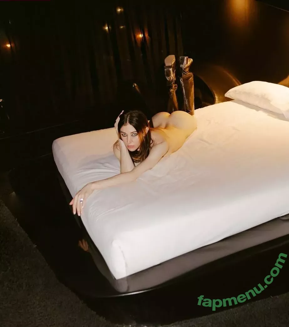 Caroline Polachek nude photo #0050 (carolineplz / fenisfun)