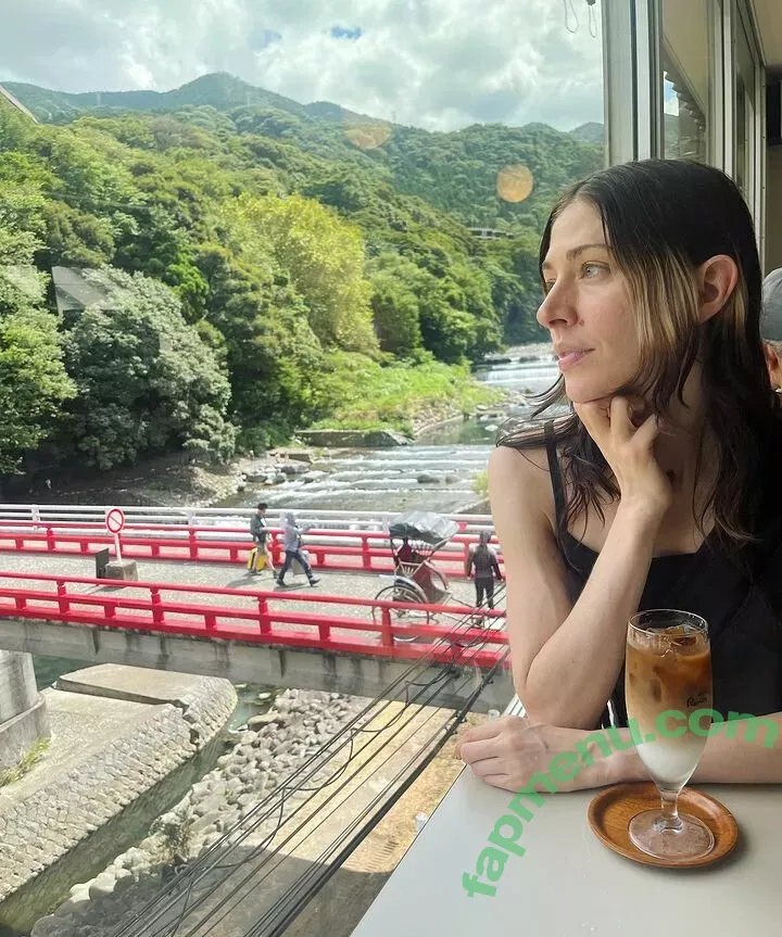 Caroline Polachek nude photo #0078 (carolineplz / fenisfun)