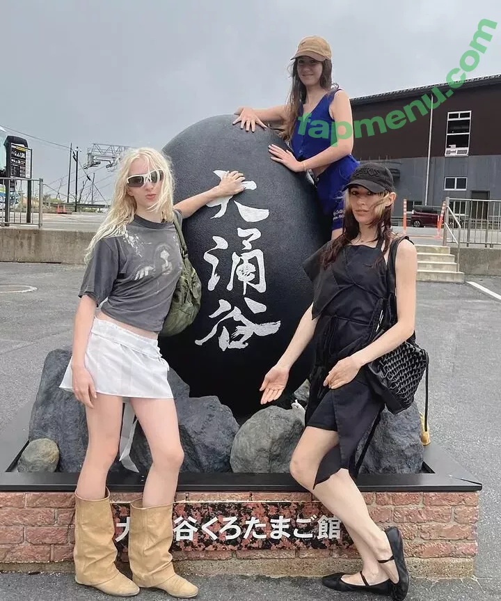 Caroline Polachek nude photo #0081 (carolineplz / fenisfun)