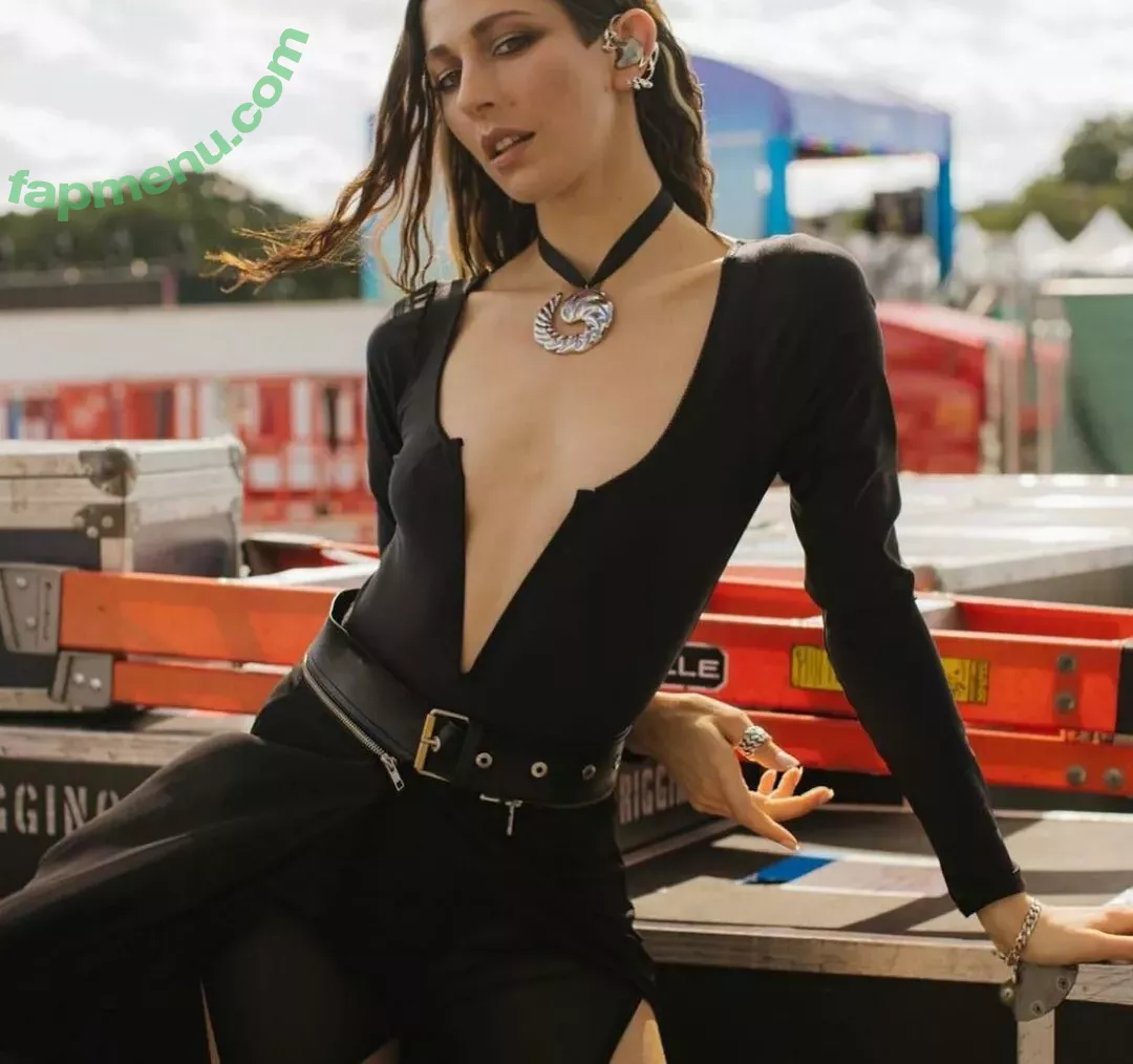 Caroline Polachek nude photo #0089 (carolineplz / fenisfun)