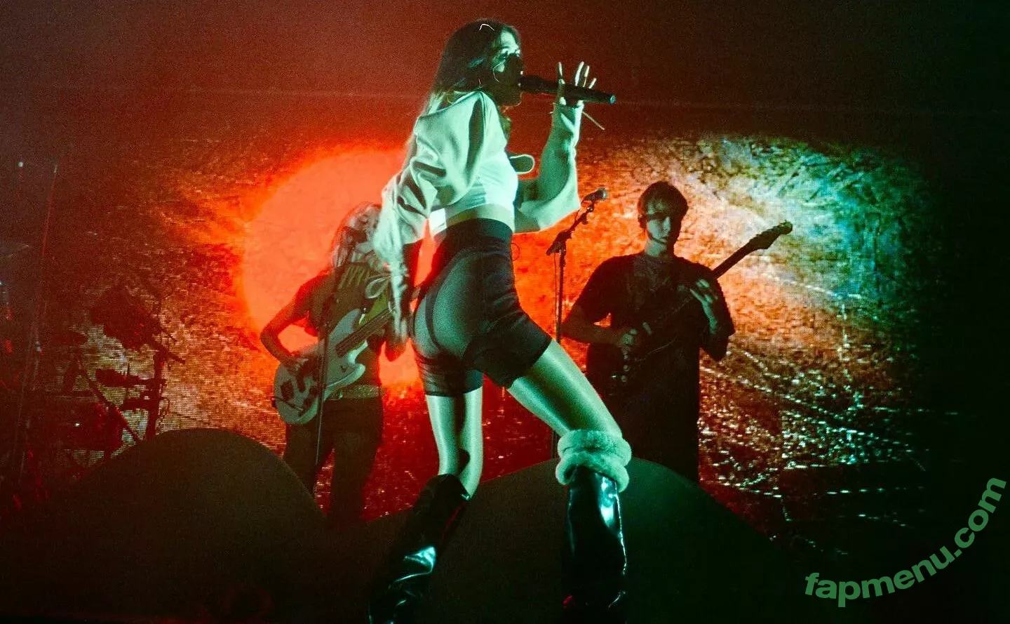 Caroline Polachek nude photo #0095 (carolineplz / fenisfun)