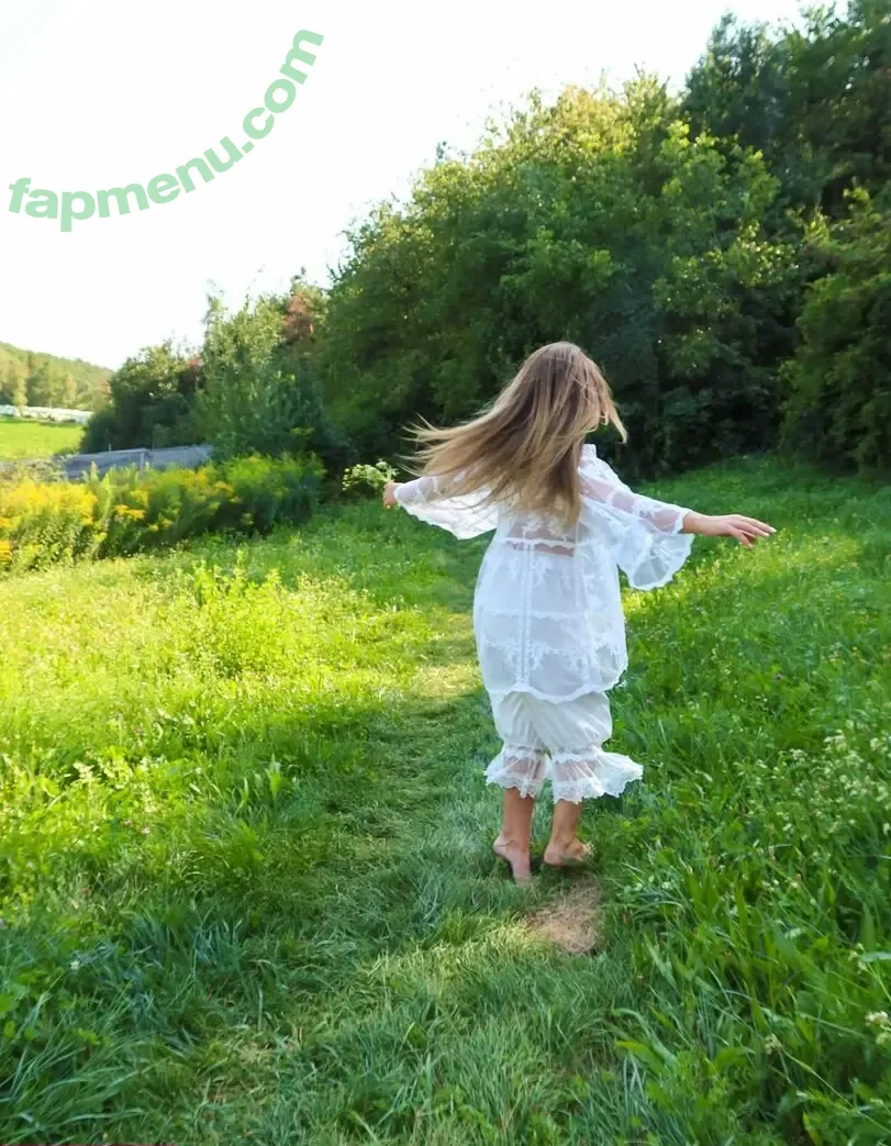 Carrington Durham nude photo #0003 (carringtondurham)