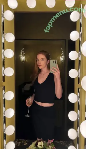 Ceara Coveney / cearacoveney nude photo #0037