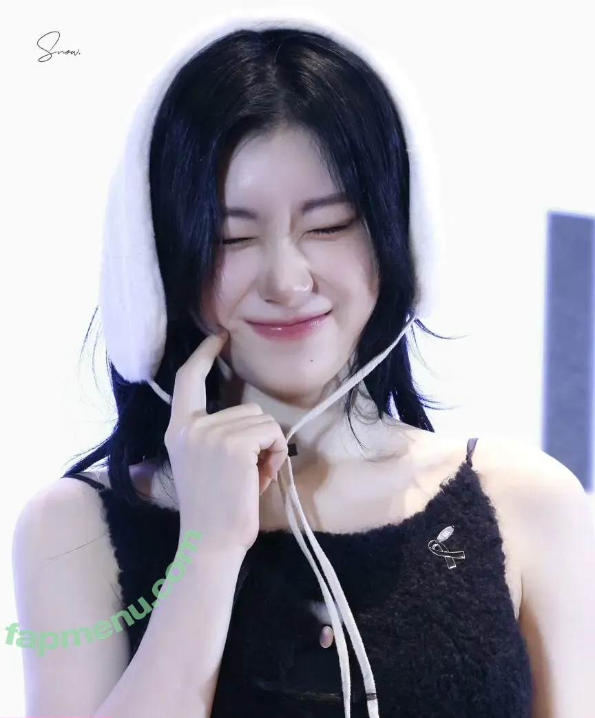 Chaeryeong nude photo #0076 (ITZY (채령 / chaerrry0)