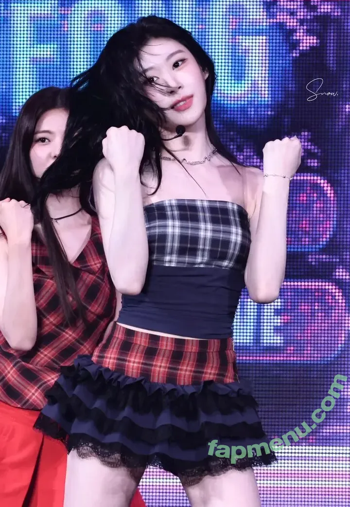 Chaeryeong nude photo #0282 (ITZY (채령 / chaerrry0)