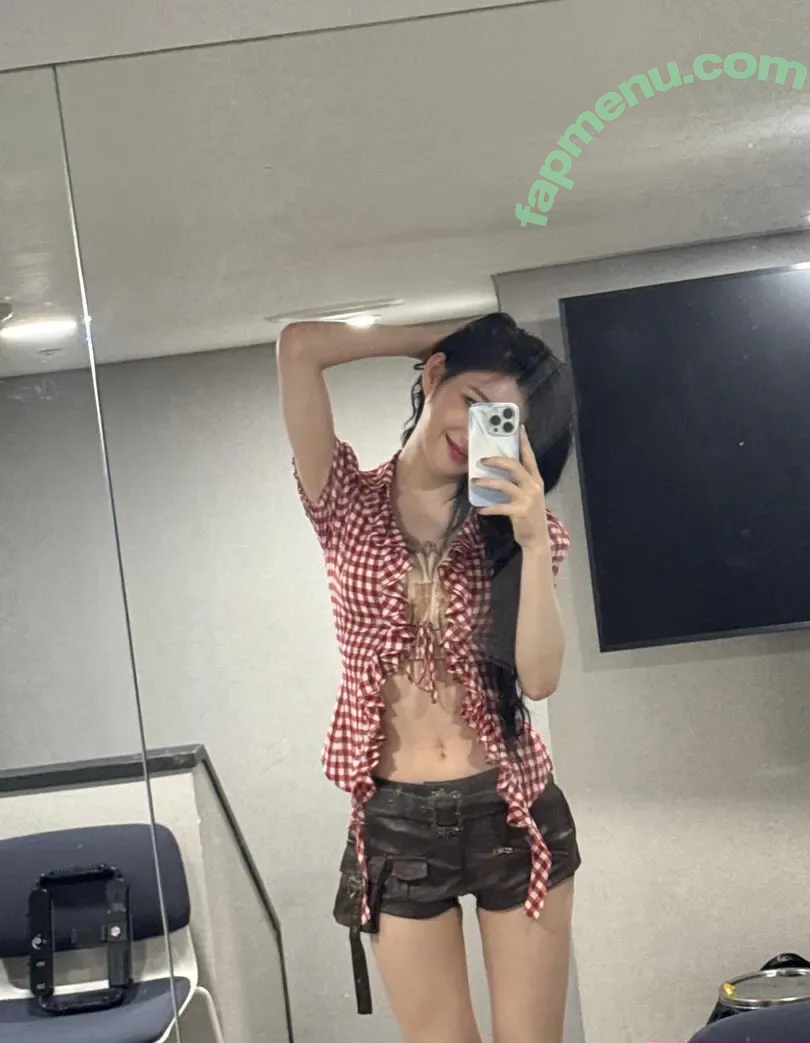 Chaeryeong nude photo #0338 (ITZY (채령 / chaerrry0)