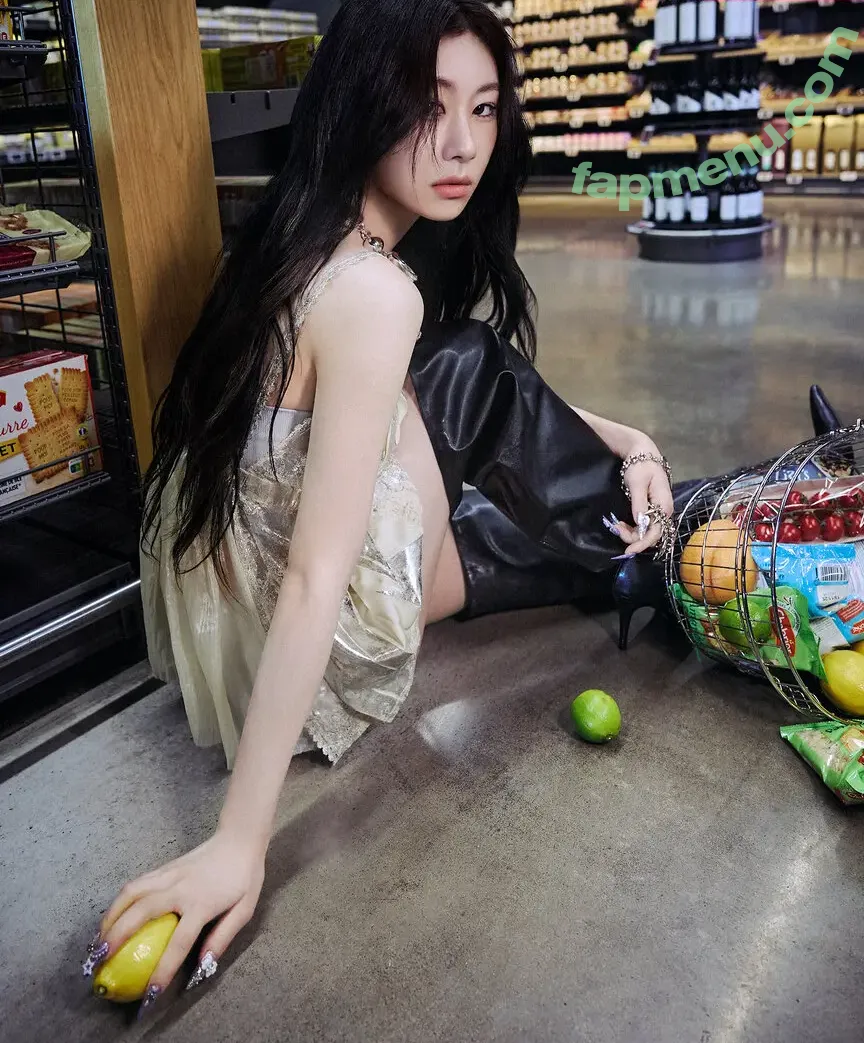 Chaeryeong nude photo #0348 (ITZY (채령 / chaerrry0)