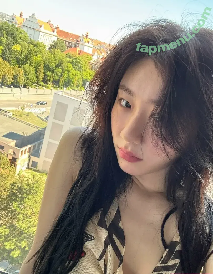 Chaeryeong nude photo #0377 (ITZY (채령 / chaerrry0)