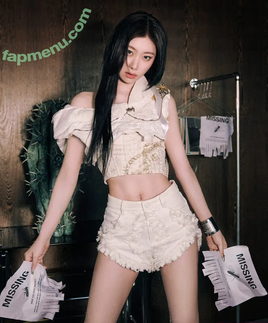 Chaeryeong nude photo #0385 (ITZY (채령 / chaerrry0)