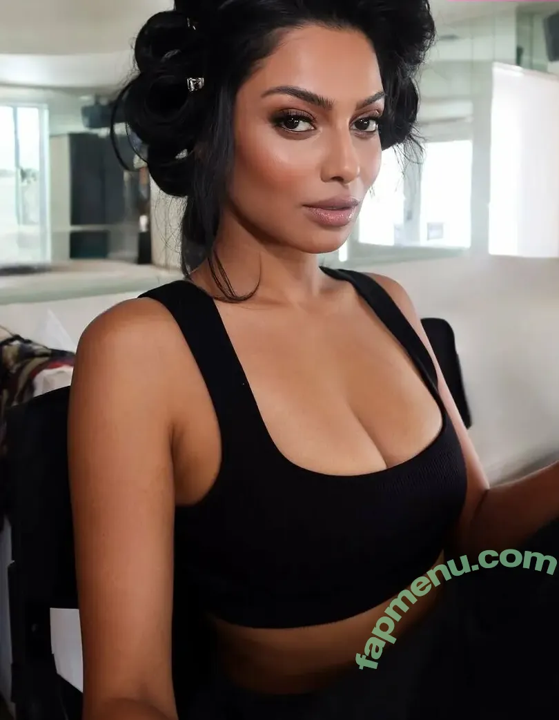 Chandrika Ravi nude photo #0030 (chandrikaravi)