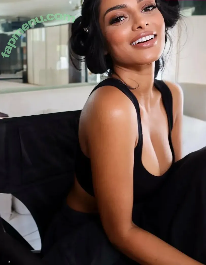 Chandrika Ravi nude photo #0032 (chandrikaravi)