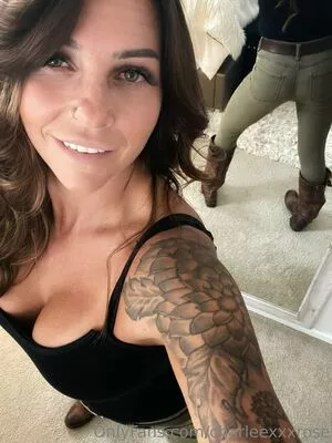 charleexxxrose / piercedpussy_char nude photo #0145