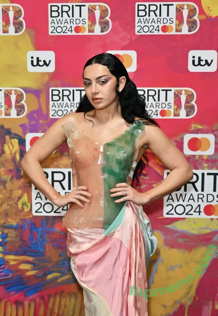 Charli XCX nude photo #1177 (charli_xcx / charlignarly / charlixcx)