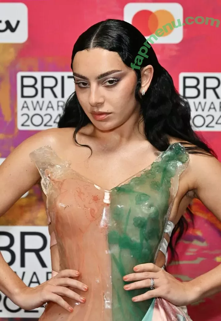 Charli XCX nude photo #1178 (charli_xcx / charlignarly / charlixcx)