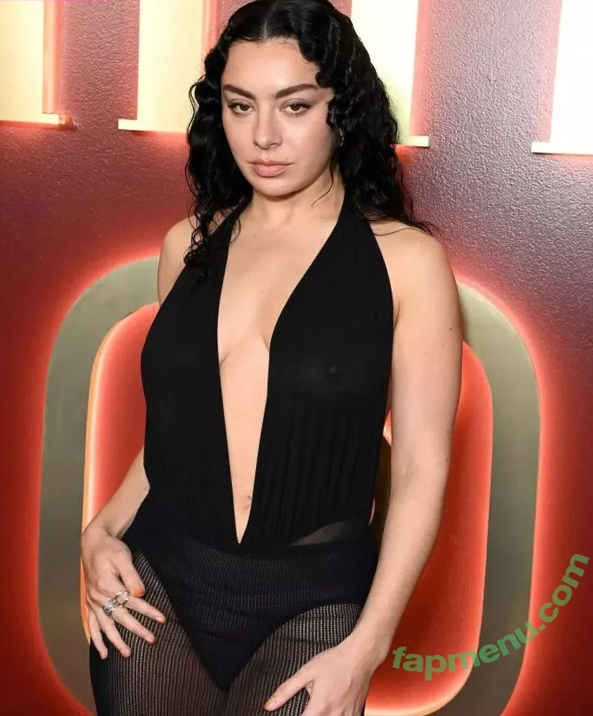 Charli XCX nude photo #1197 (charli_xcx / charlignarly)