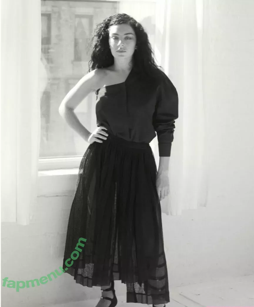 Charli XCX nude photo #1215 (charli_xcx / charlignarly)