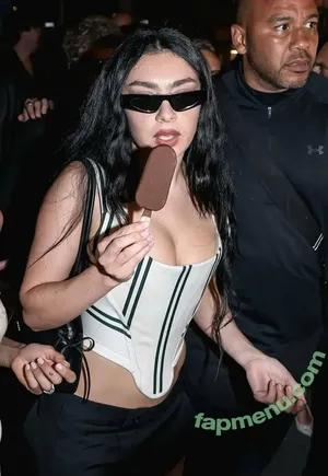 Charli XCX / charli_xcx / charlignarly nude photo #3271