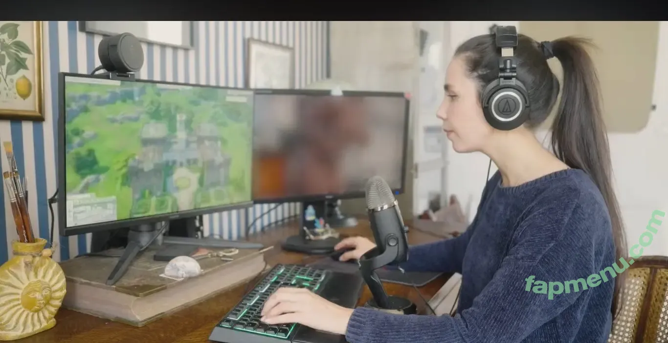 Charlie Danger nude photo #0287 (Les Revues du Monde / charlie__danger / revuesdumonde)