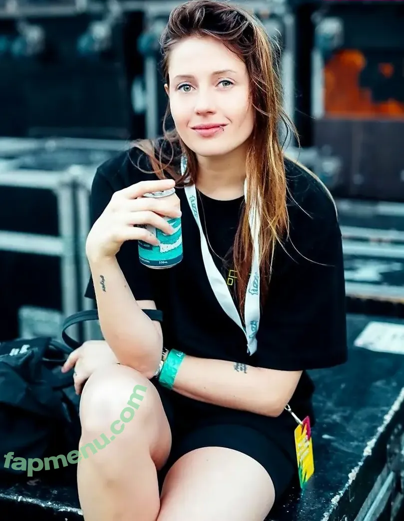 Charlotte.de nude photo #0011 (charlottedewittemusic)