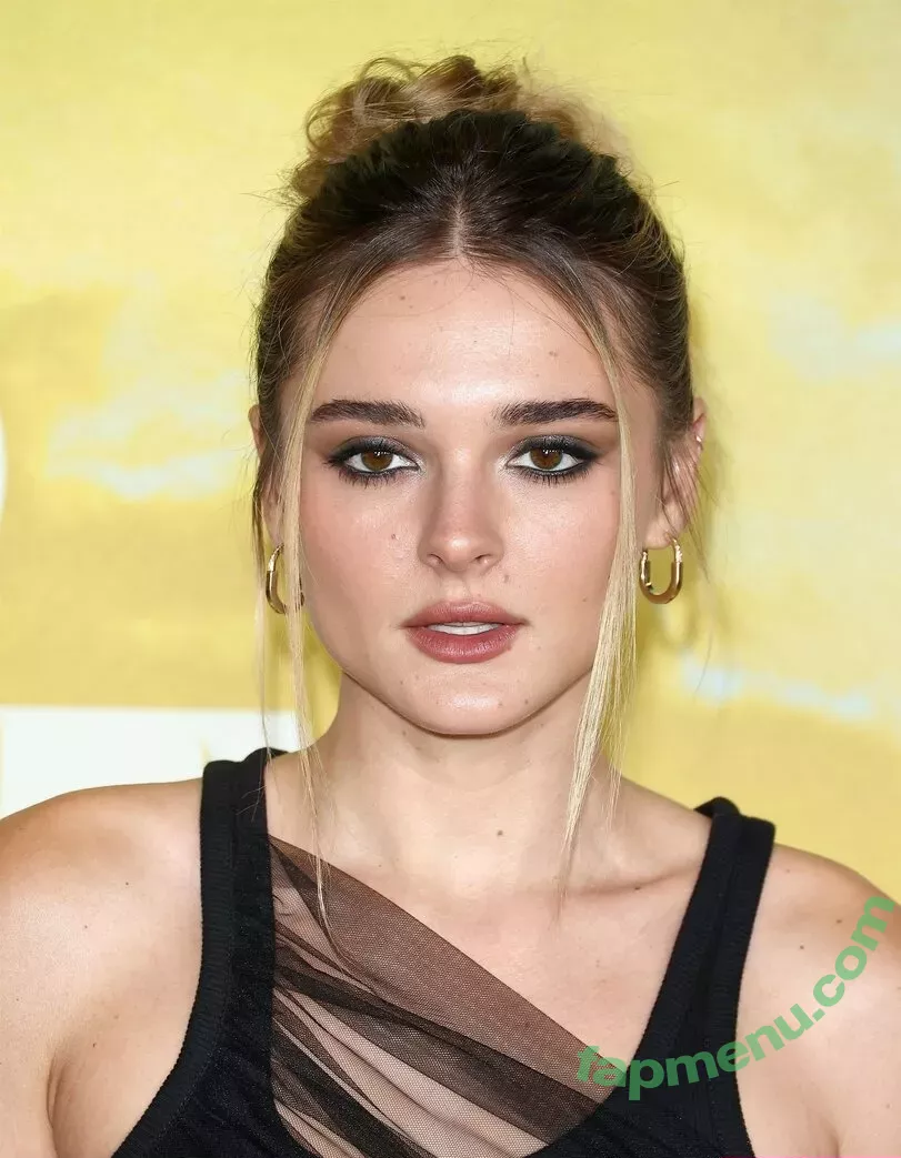 Charlotte Lawrence nude photo #0597 (charlotteslawrence)