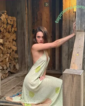 Charlotte Lawrence / charlotteslawrence nude photo #1024
