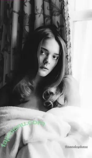 Charlotte Lawrence / charlotteslawrence nude photo #1077