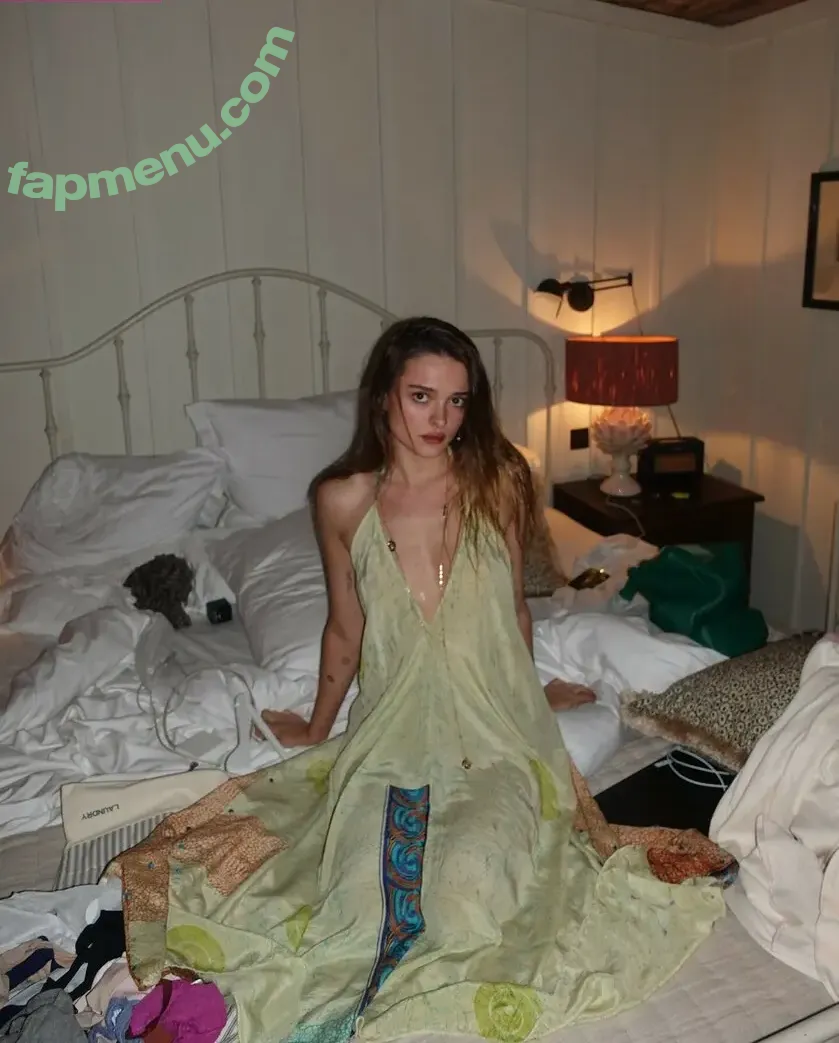 Charlotte Lawrence nude photo #1027 (charlotteslawrence)