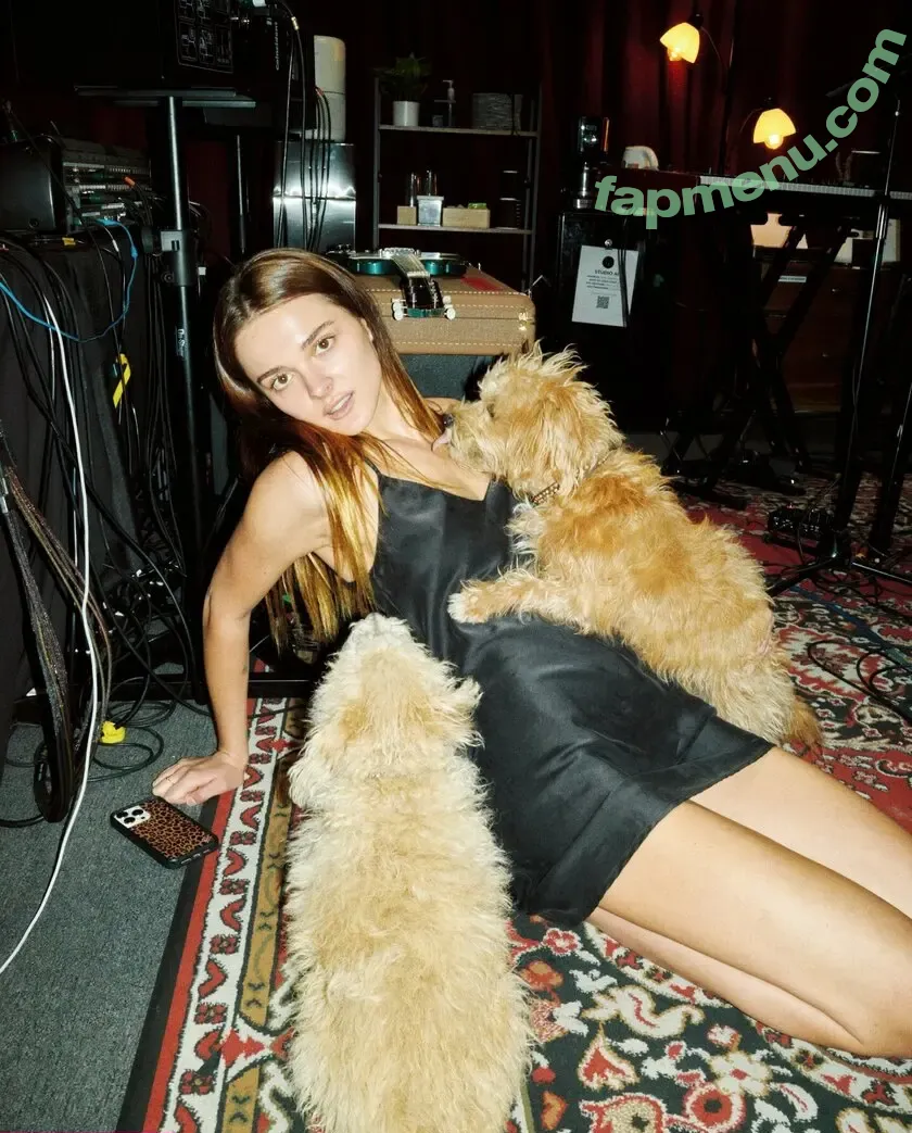 Charlotte Lawrence nude photo #1033 (charlotteslawrence)