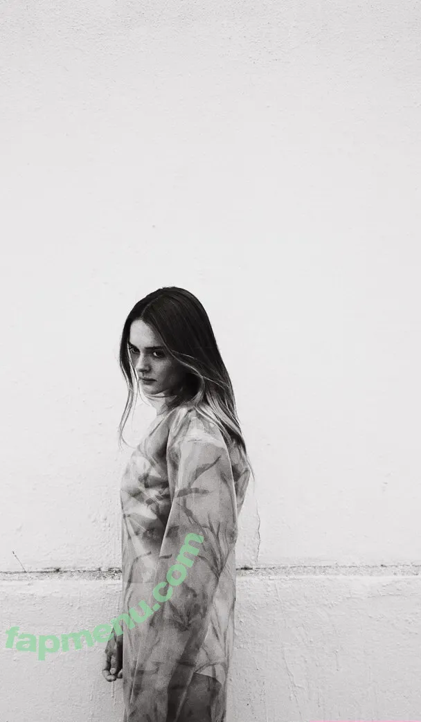 Charlotte Lawrence nude photo #1093 (charlotteslawrence)