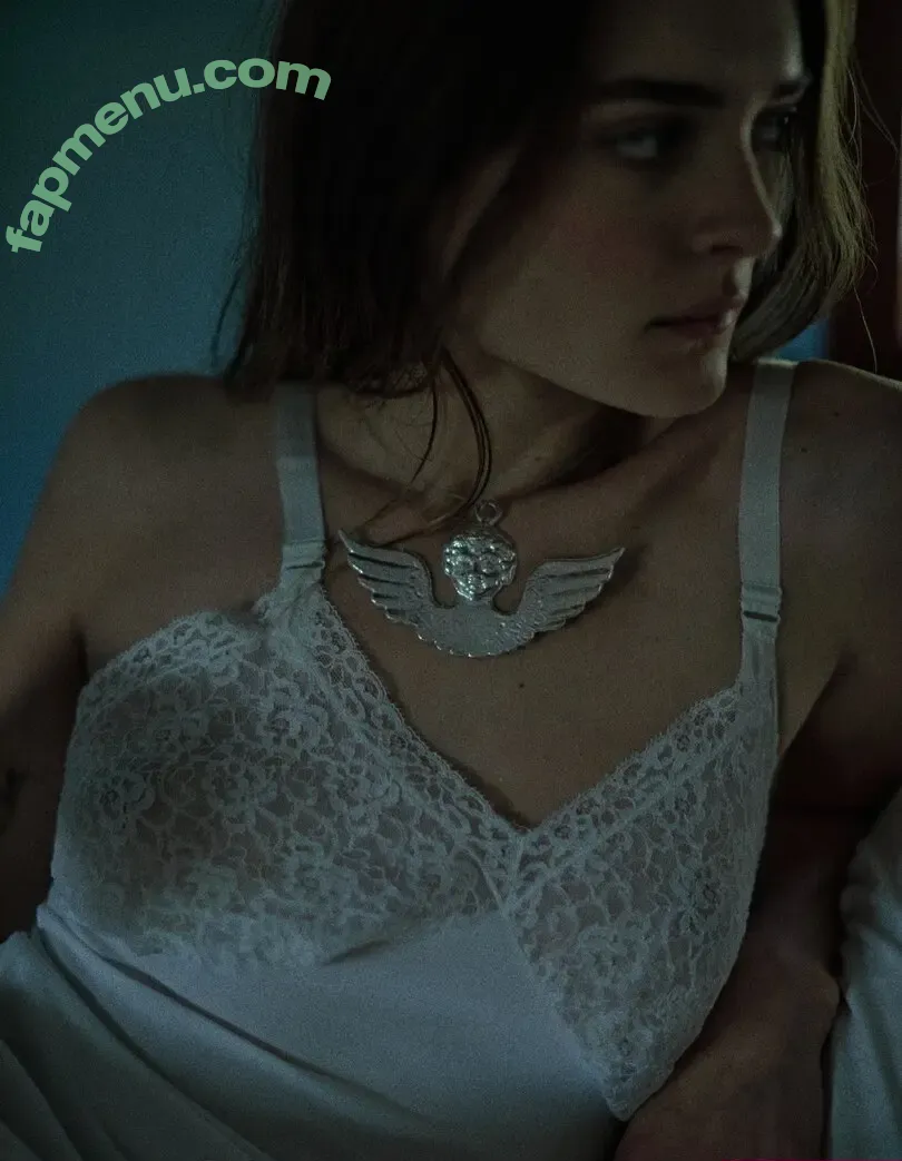 Charlotte Lawrence nude photo #1124 (charlotteslawrence)