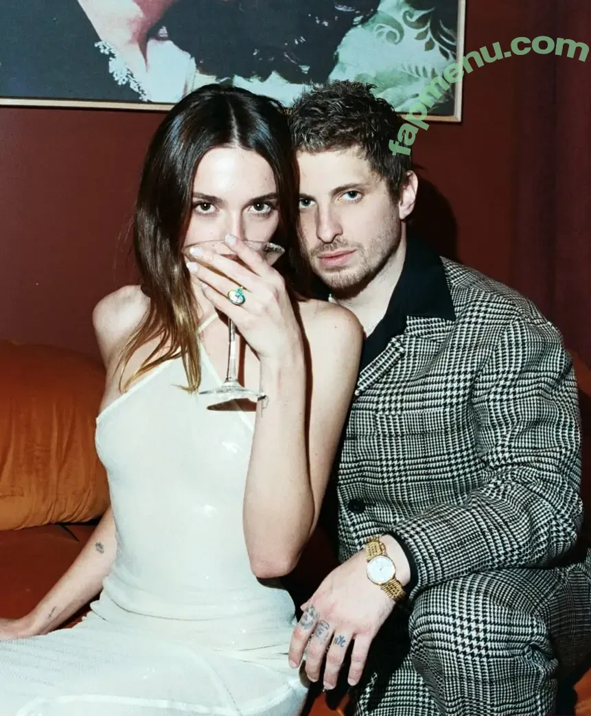 Charlotte Lawrence nude photo #1130 (charlotteslawrence)