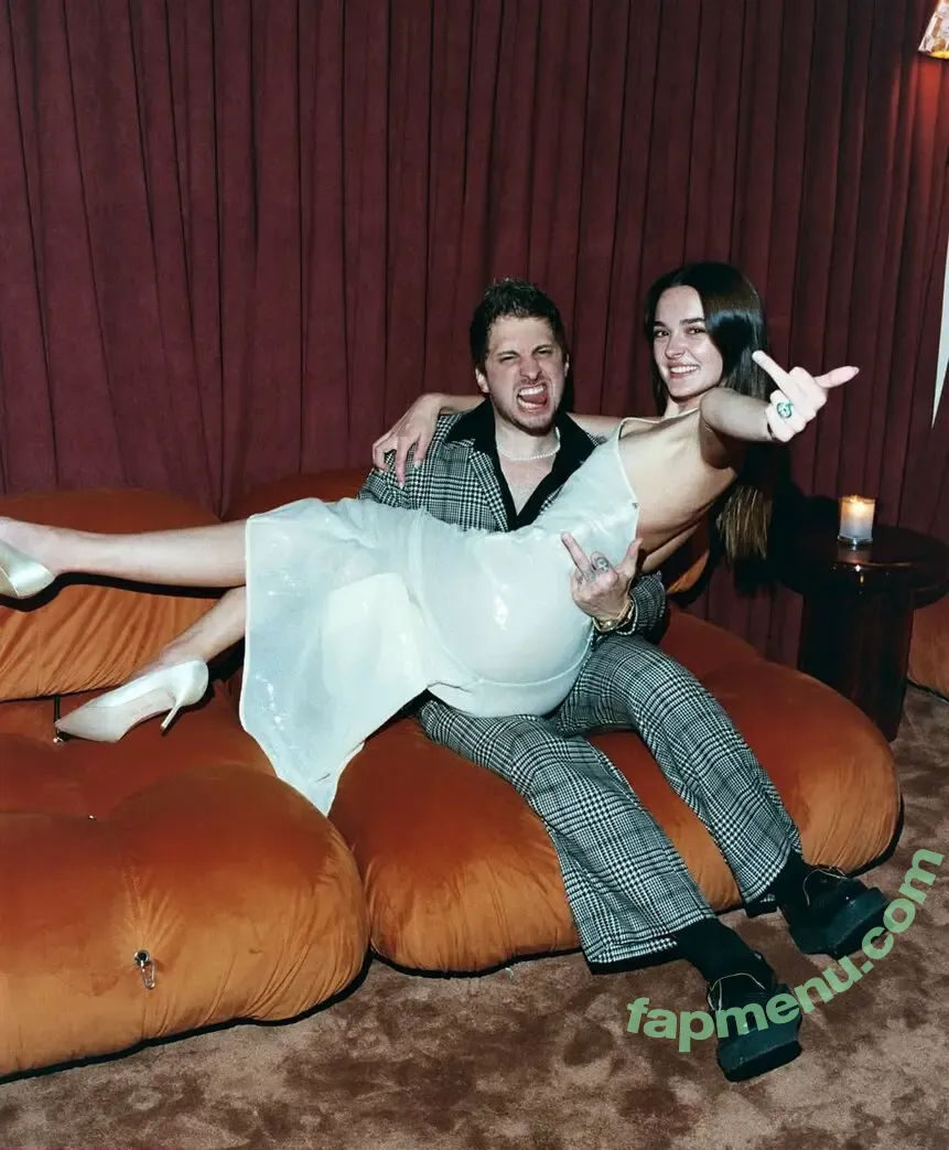 Charlotte Lawrence nude photo #1138 (charlotteslawrence)