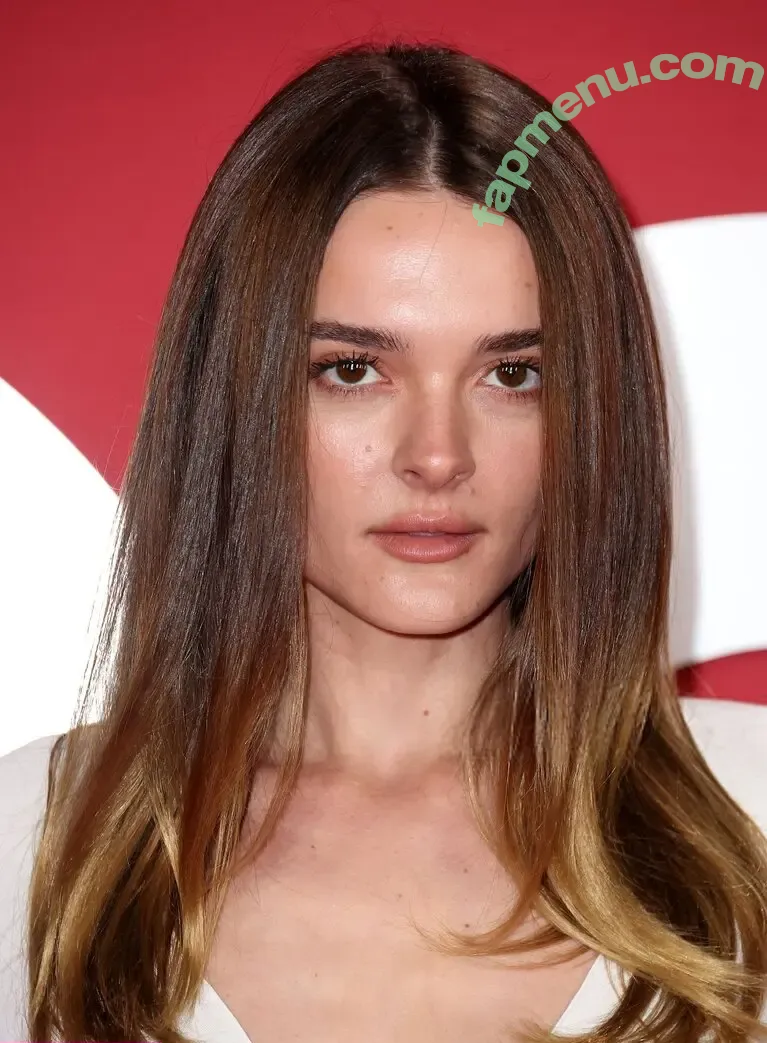 Charlotte Lawrence nude photo #1155 (charlotteslawrence)