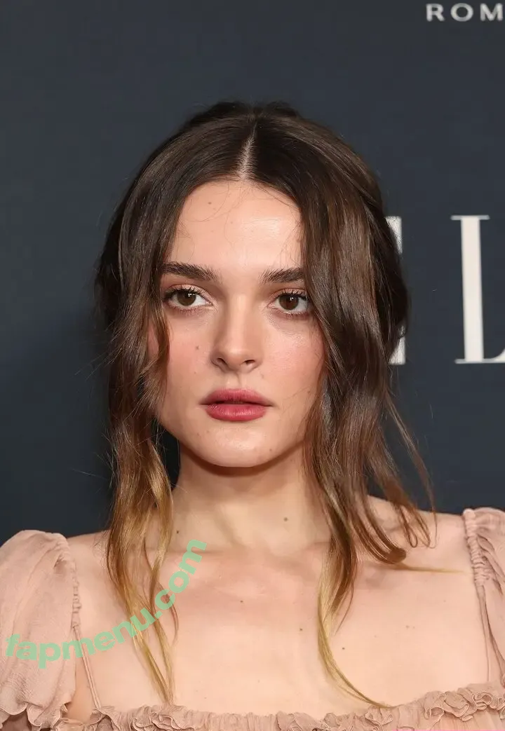 Charlotte Lawrence nude photo #1170 (charlotteslawrence)