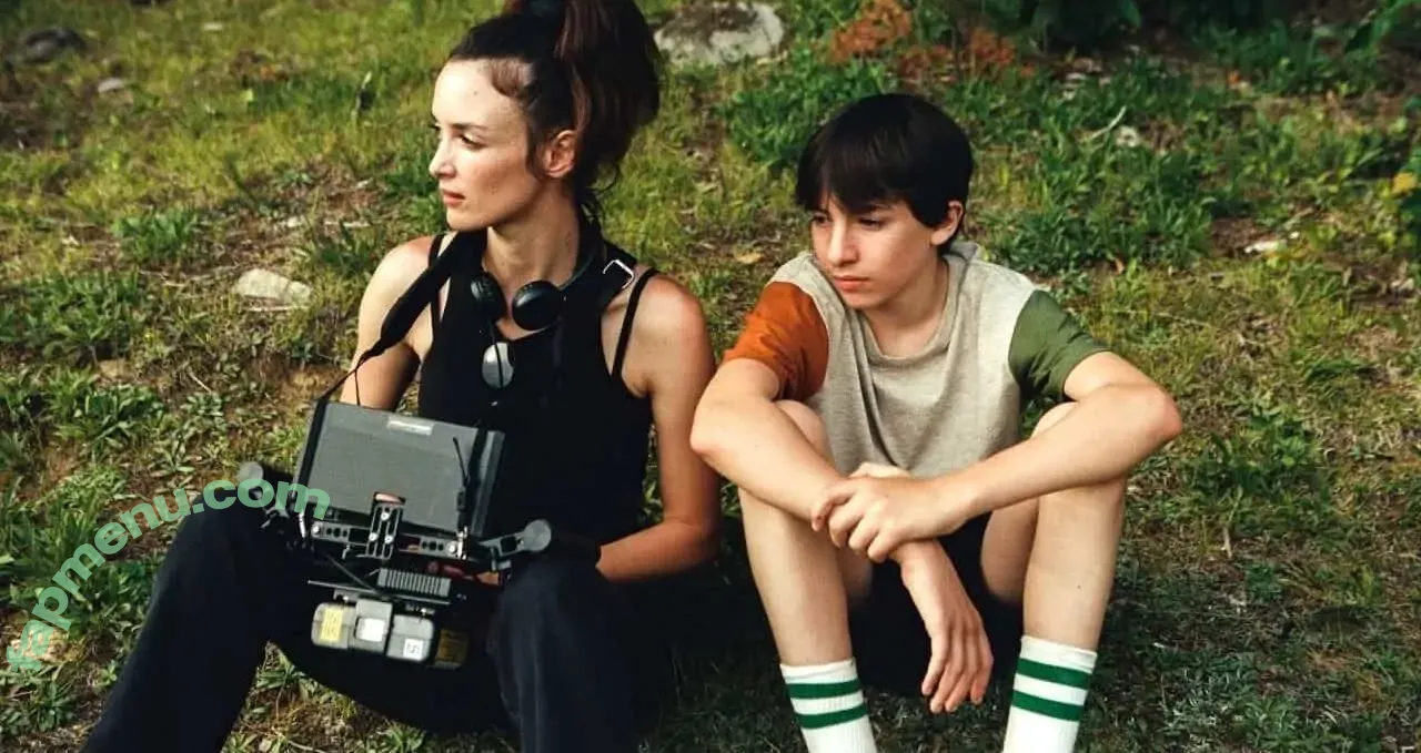 Charlotte Le Bon nude photo #0006 (lebonlebon)