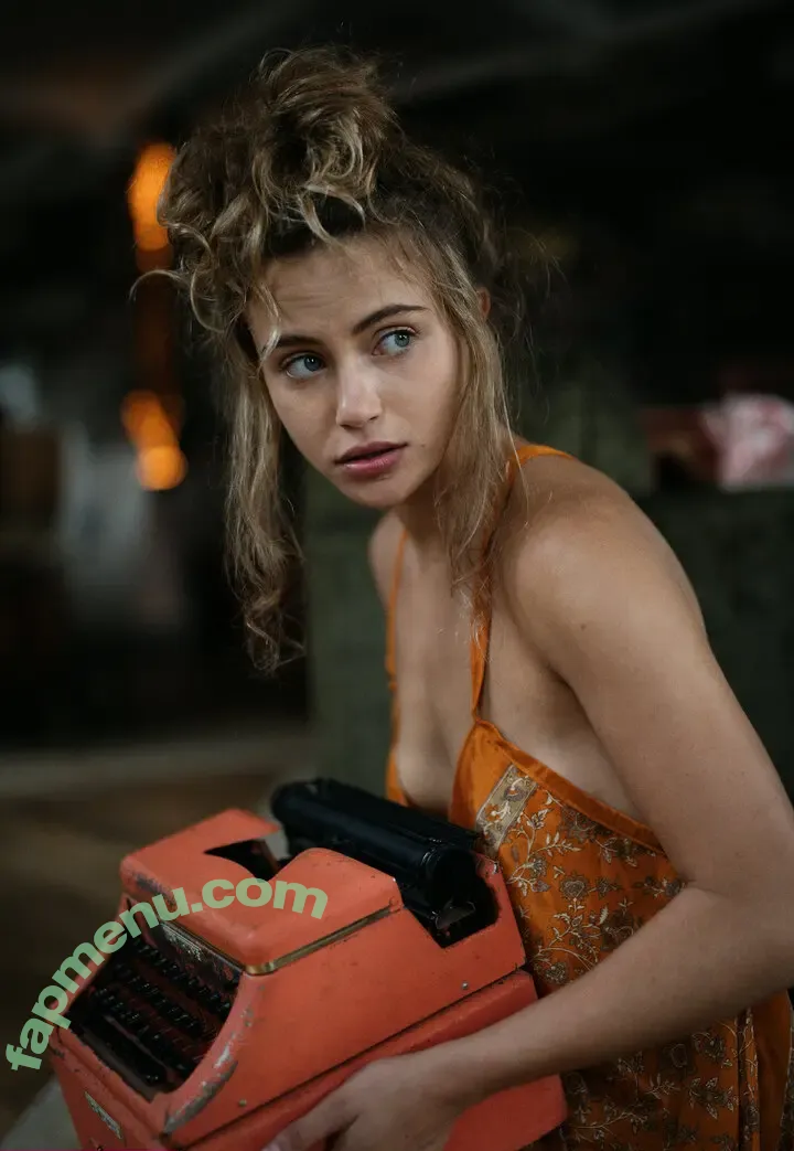 Charlotte Mckee nude photo #0057 (charlottemckee)