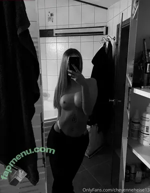 Cheyenne Heise / ch.eyennexx / violin.str nude photo #0013
