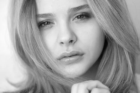 Chloë Grace Moretz / chloegmoretz nude photo #0105