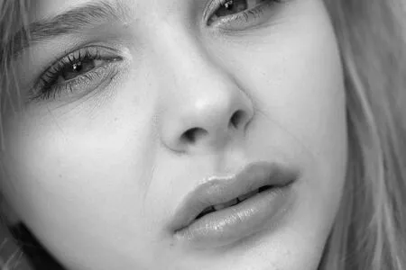 Chloë Grace Moretz / chloegmoretz nude photo #0106