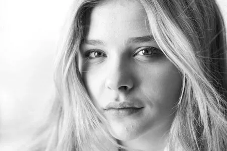 Chloë Grace Moretz / chloegmoretz nude photo #0107