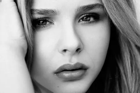 Chloë Grace Moretz / chloegmoretz nude photo #0111