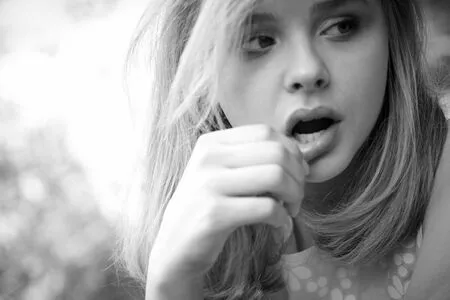 Chloë Grace Moretz / chloegmoretz nude photo #0113