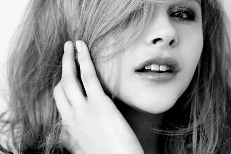 Chloë Grace Moretz / chloegmoretz nude photo #0115