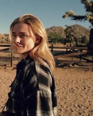 Chloë Grace Moretz / chloegmoretz nude photo #0176